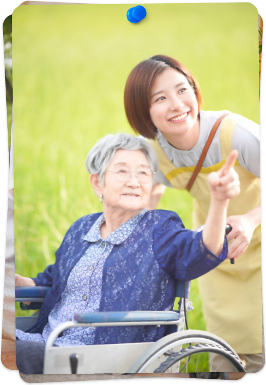 車椅子の女性と介護士の写真